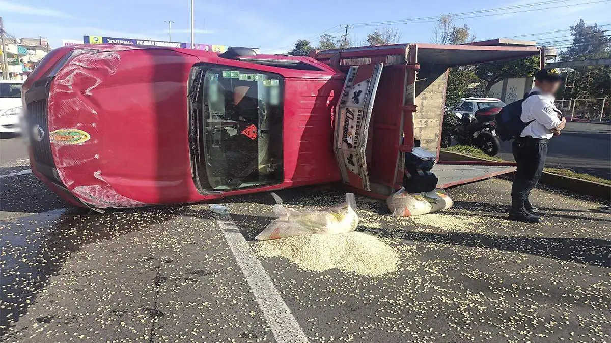 Volcadura de camioneta en Banderilla